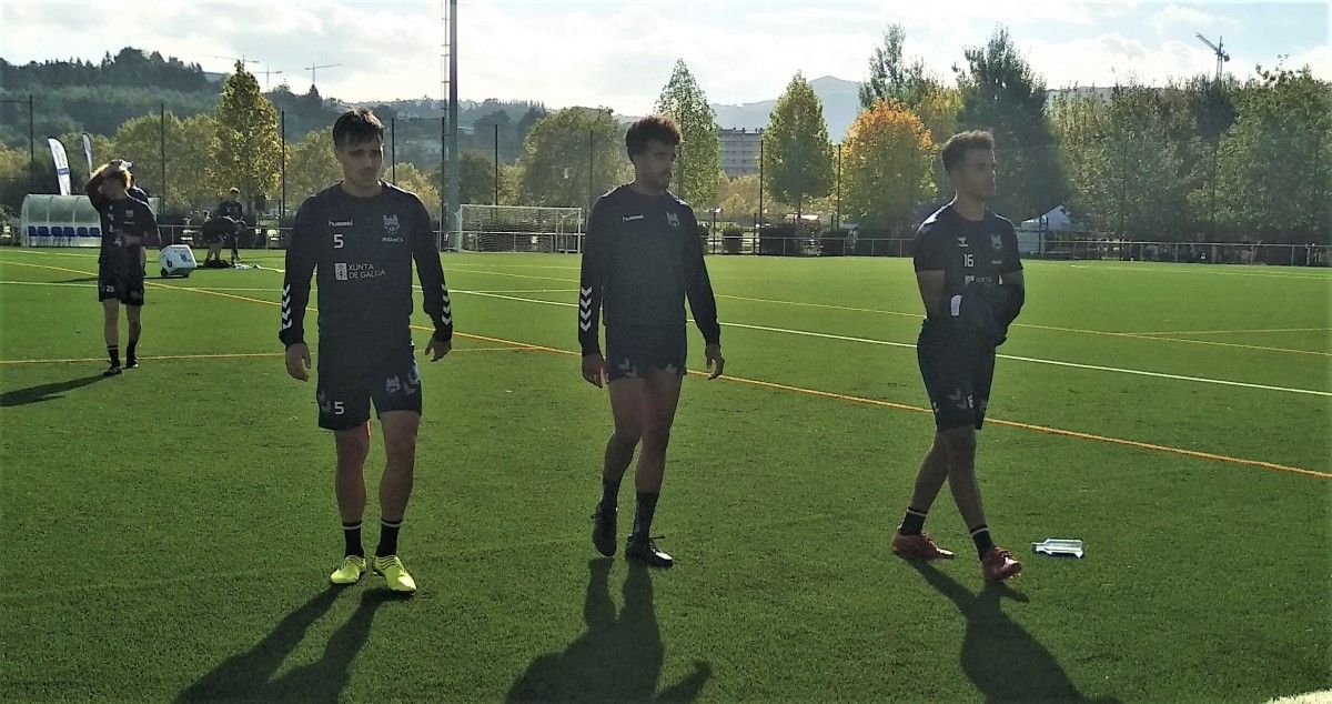 Derik Osede (centro) en el entrenamiento del Pontevedra en A Xunqueira el martes 18 de octubre