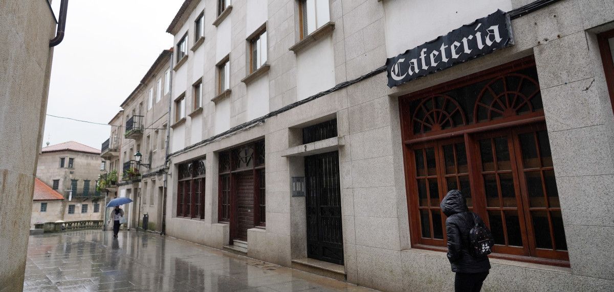 Parte del rótulo comercial que acompañaba la conocida Cafetería Bowling Center en la calle Naranjo