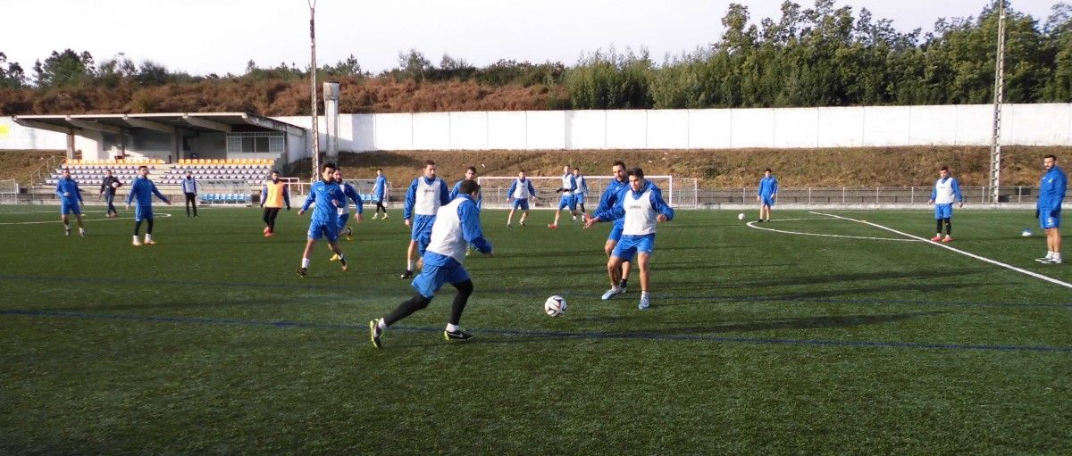 Entrenamiento del Pontevedra celebrado en el campo de O Carrasco