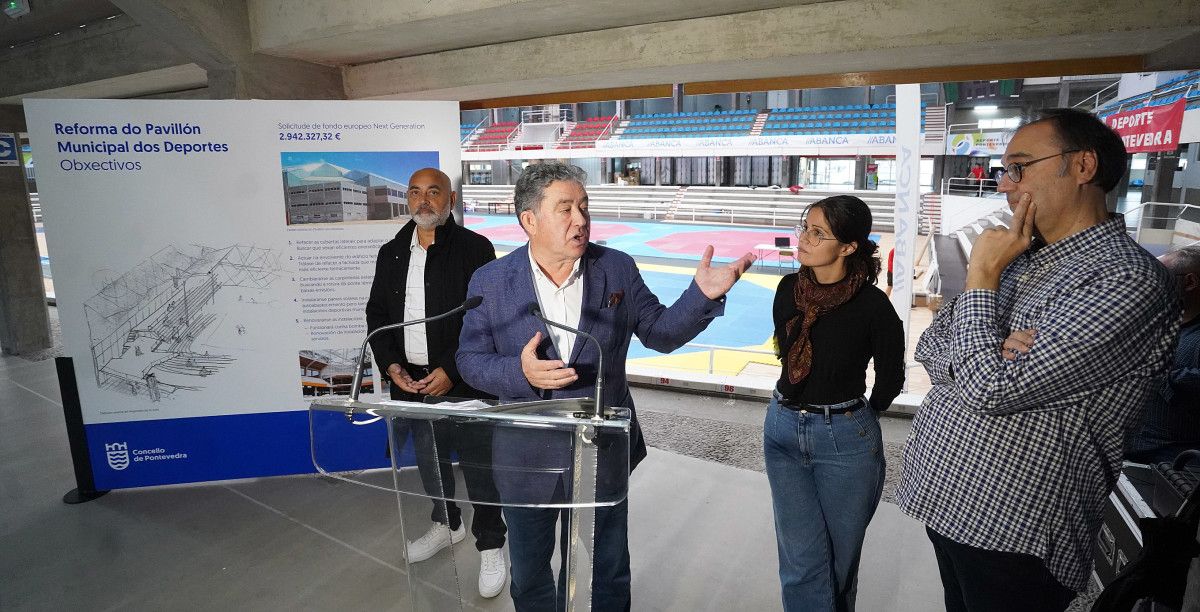 Lores y Tino Fernández presentan el anteproxecto de reforma del Pavillón Municipal dos Deportes