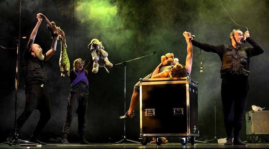 Escena de "Tarzán en el diván" de Mar Mar Teatro