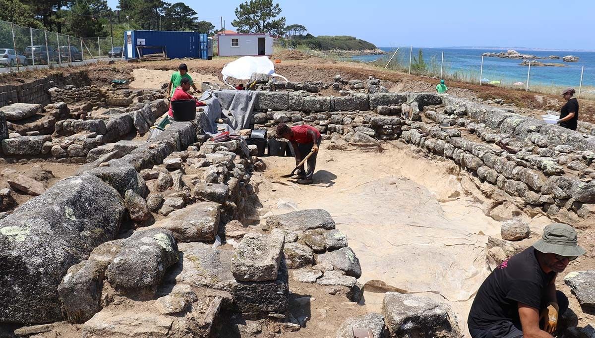 Trabajos de excavación en el yacimiento de Adro Vello