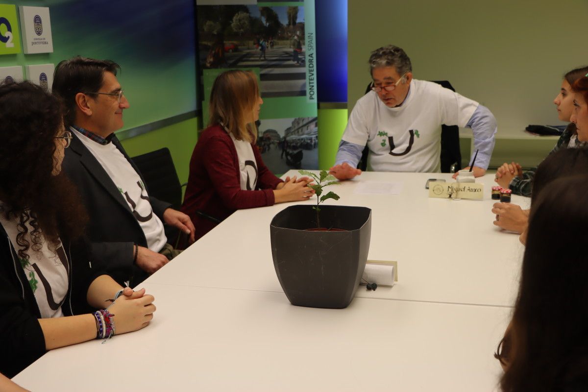 Reunión del alcalde de Pontevedra con la comunidad educativa del Luis Seoane y las Escolas da Unesco