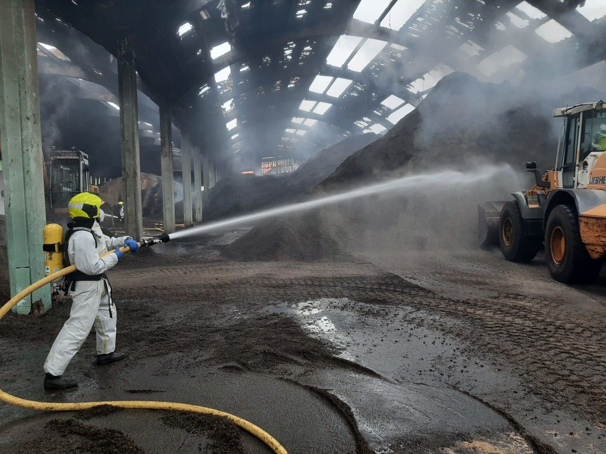 Los bomberos de Pontevedra enfrían las montañas de grano en Pontesa mientras son retiradas