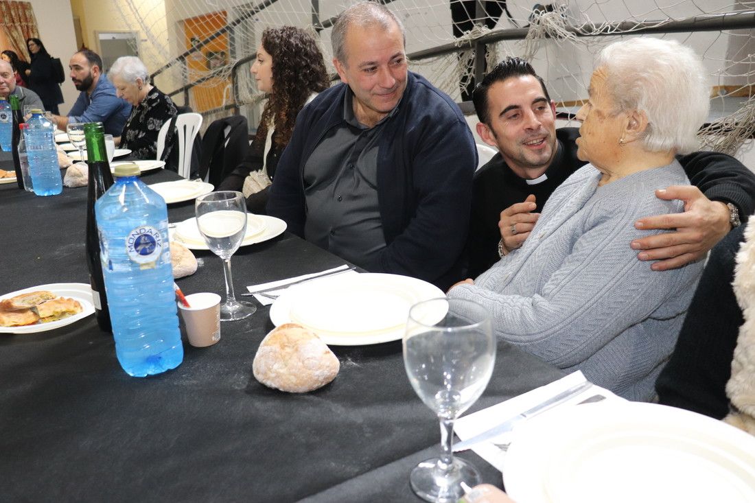 La centenaria Amanda Duran preside la comida de la tercera edad de Campo Lameiro