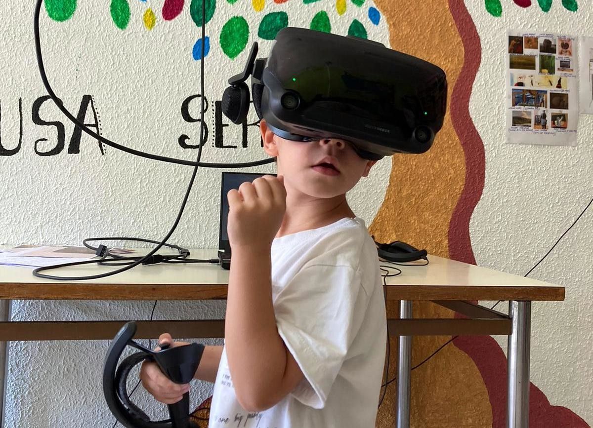 Un escolar con lentes de realidade virtual