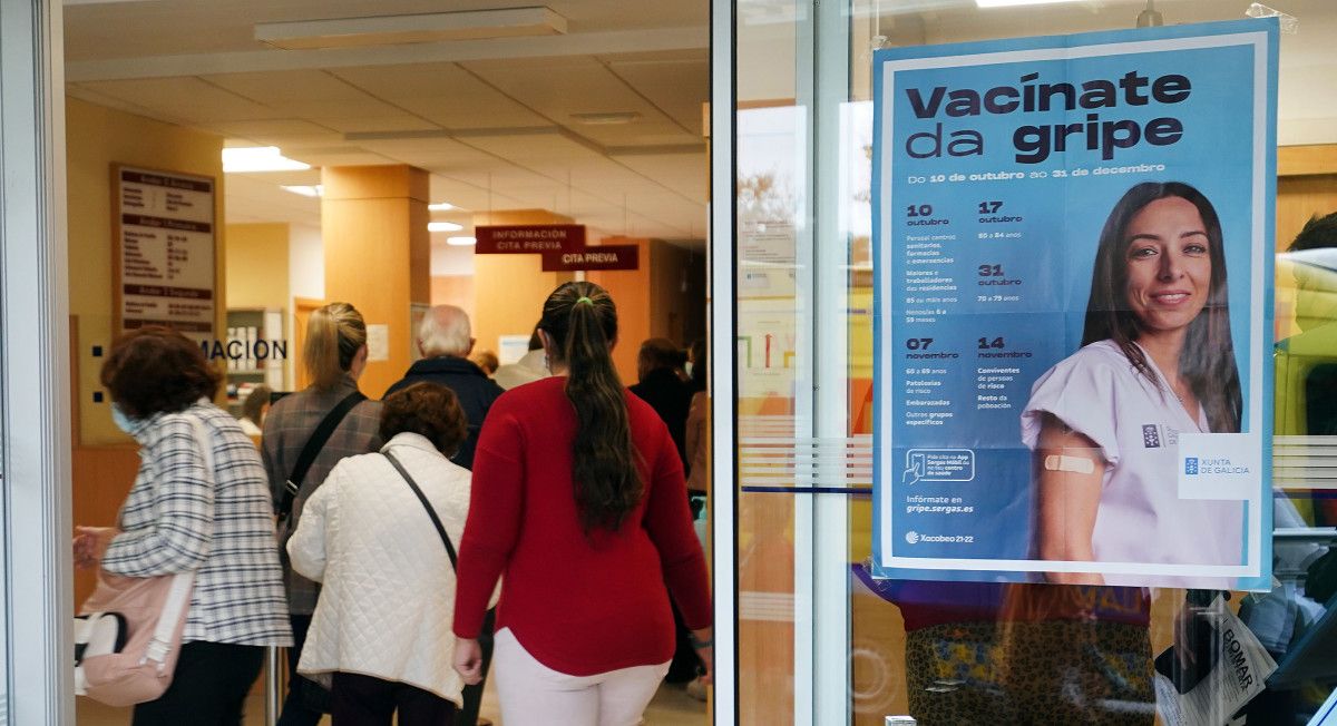 Pacientes en la entrada del centro de salud Virxe Peregrina