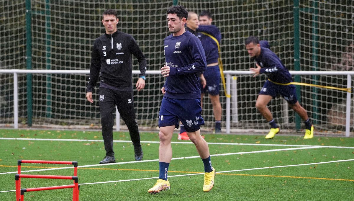 Oier Calvillo, en un entrenamiento del Pontevedra en A Xunqueira