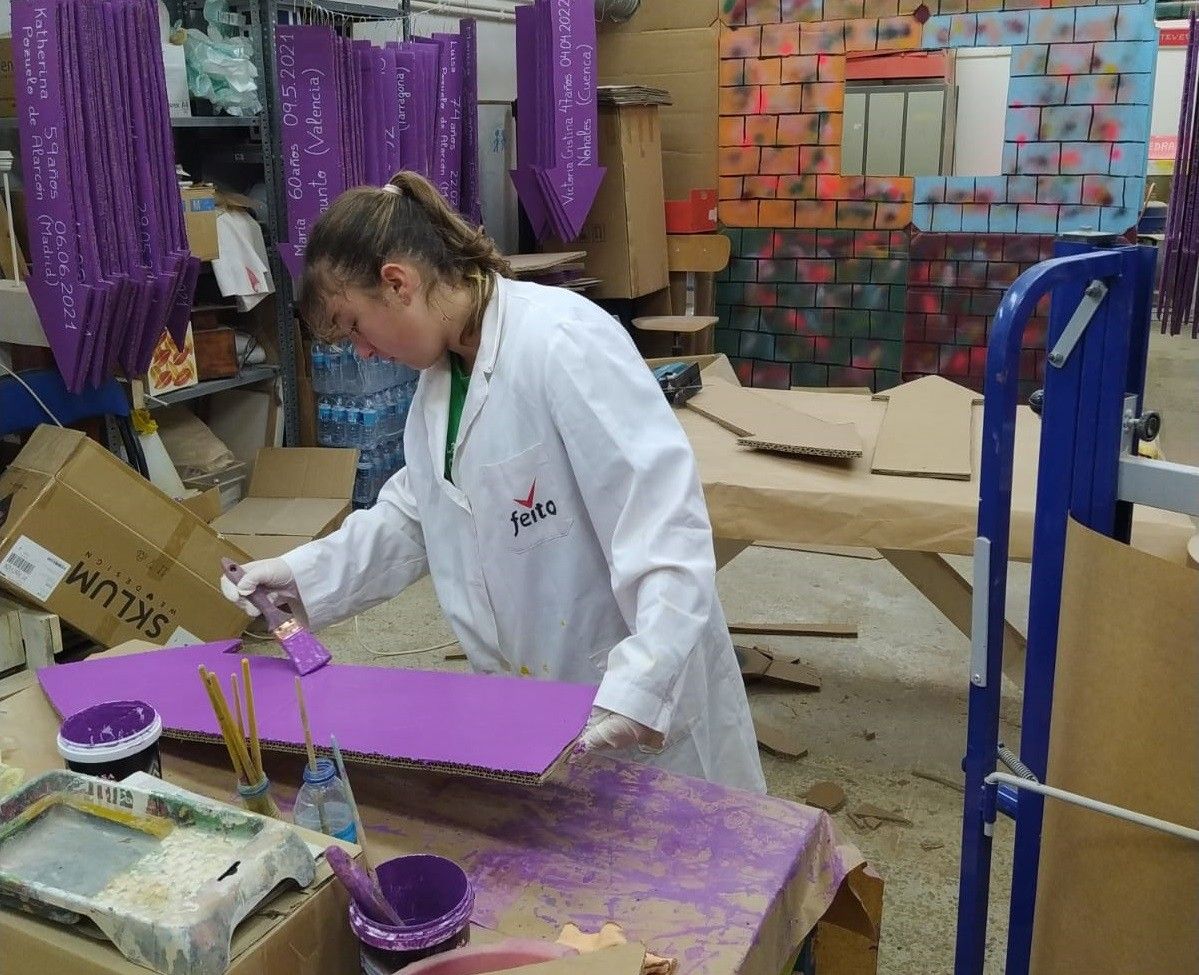 Fabricación das 39 frechas de cor violeta cos nomes das mulleres asasinadas