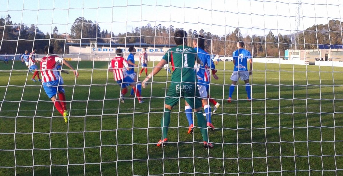 Un momento del partido entre Cerceda y Pontevedra en O Roxo