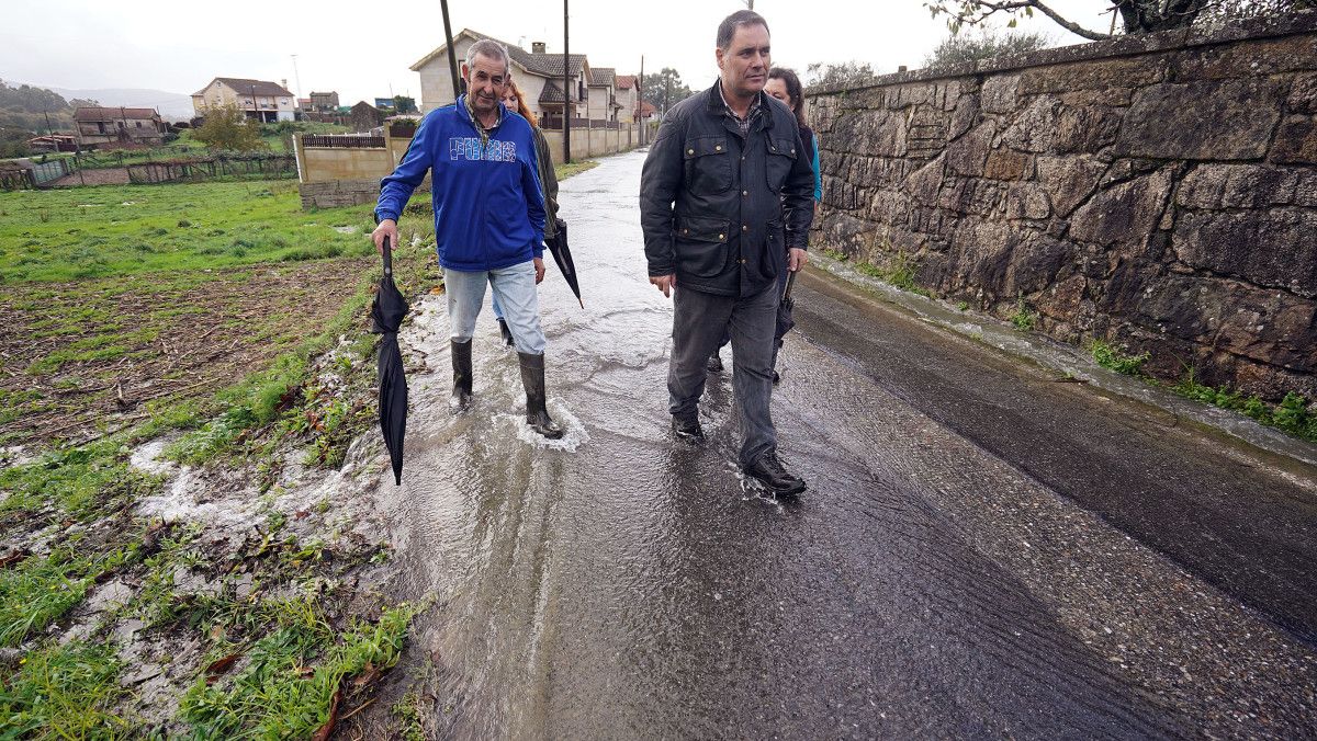 Vecinos afectados en el camino de A Ermida (Marcón) inundado