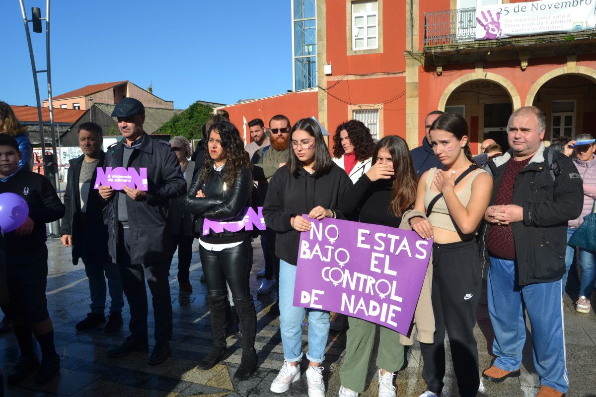 Asistentes al acto del 25 de noviembre en Bueu