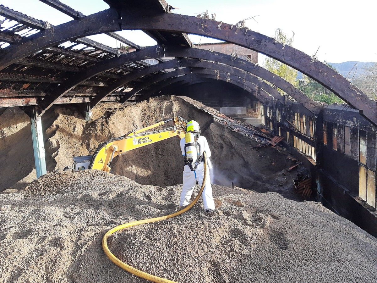 Trabajos de extinción del incendio de Pontesa