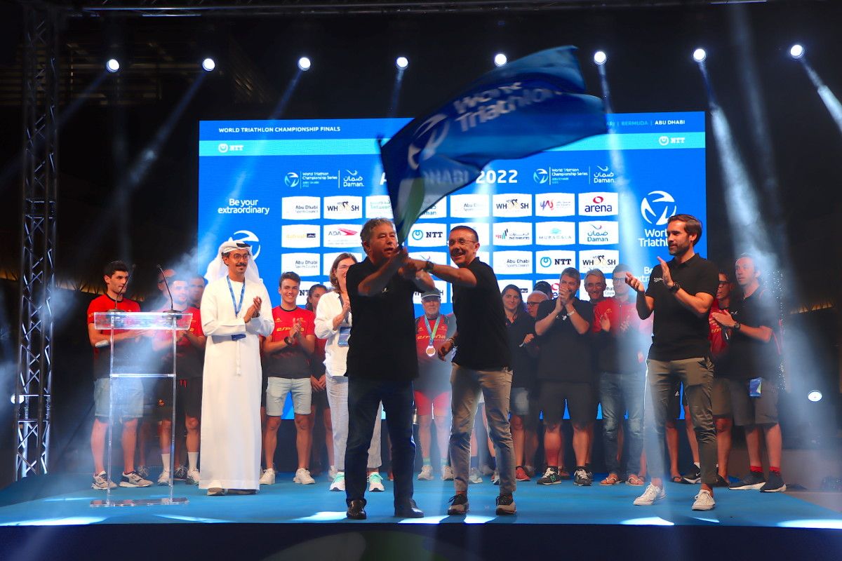 Miguel Anxo Fernández Lores y José Hidalgo reciben en Abu Dhabi la bandera de Gran Final de las Series Mundiales de 2023