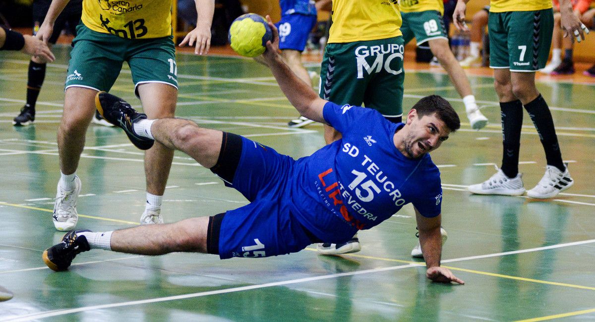 Partido entre Teucro y Gáldar en el Pabellón Universitario de Pontevedra