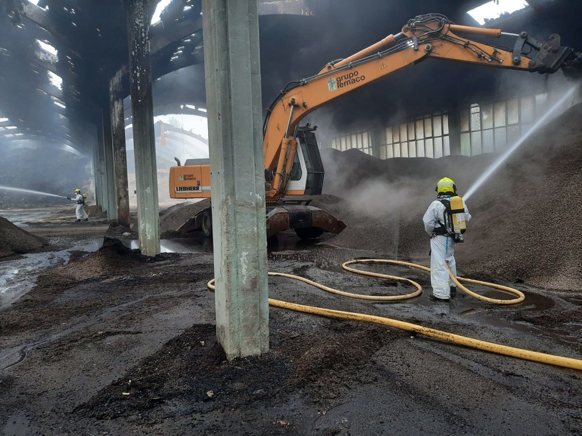 Labores de retirada de material incendiado dentro de la nave de Pontesa