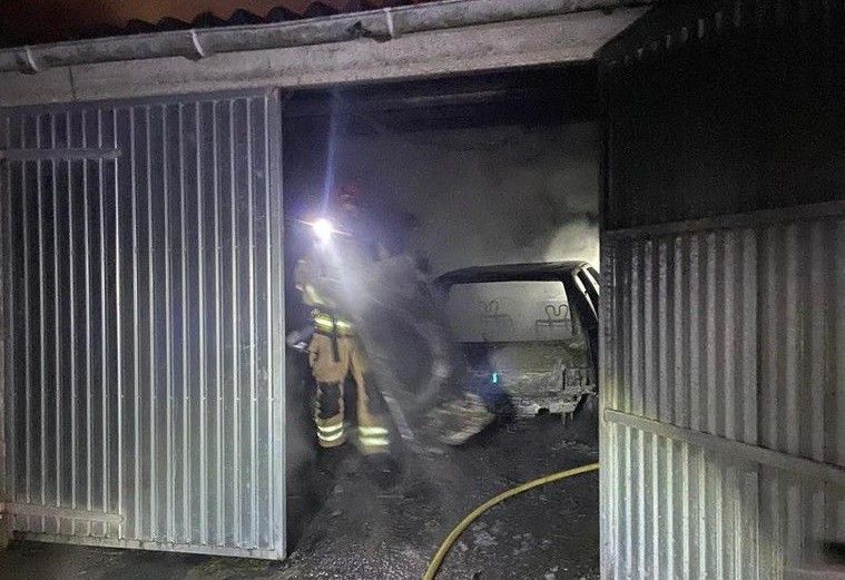 Un incendio calcina dos vehículos y material almacenado en el garaje anexo a una vivienda en Sanxenxo