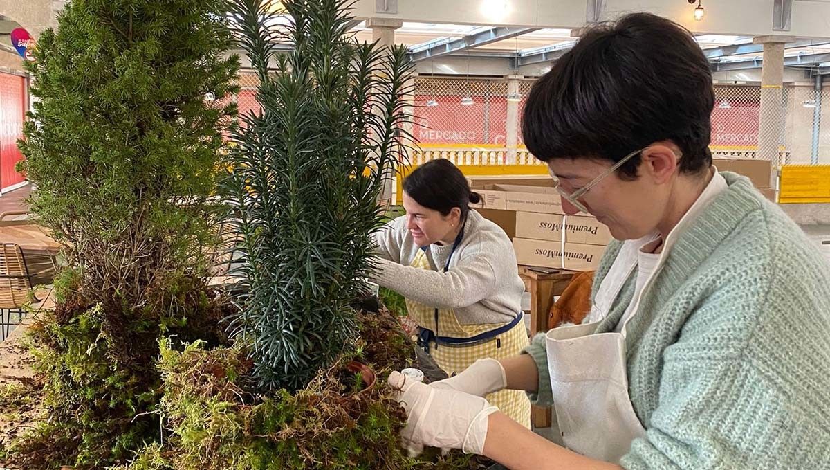 Inicio de los trabajos de decoración navideña en la plaza de abastos