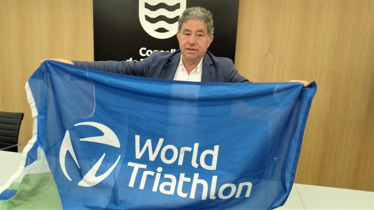 Miguel Anxo Fernández Lores coa bandeira da World Triathlon recibida en Abu Dhabi