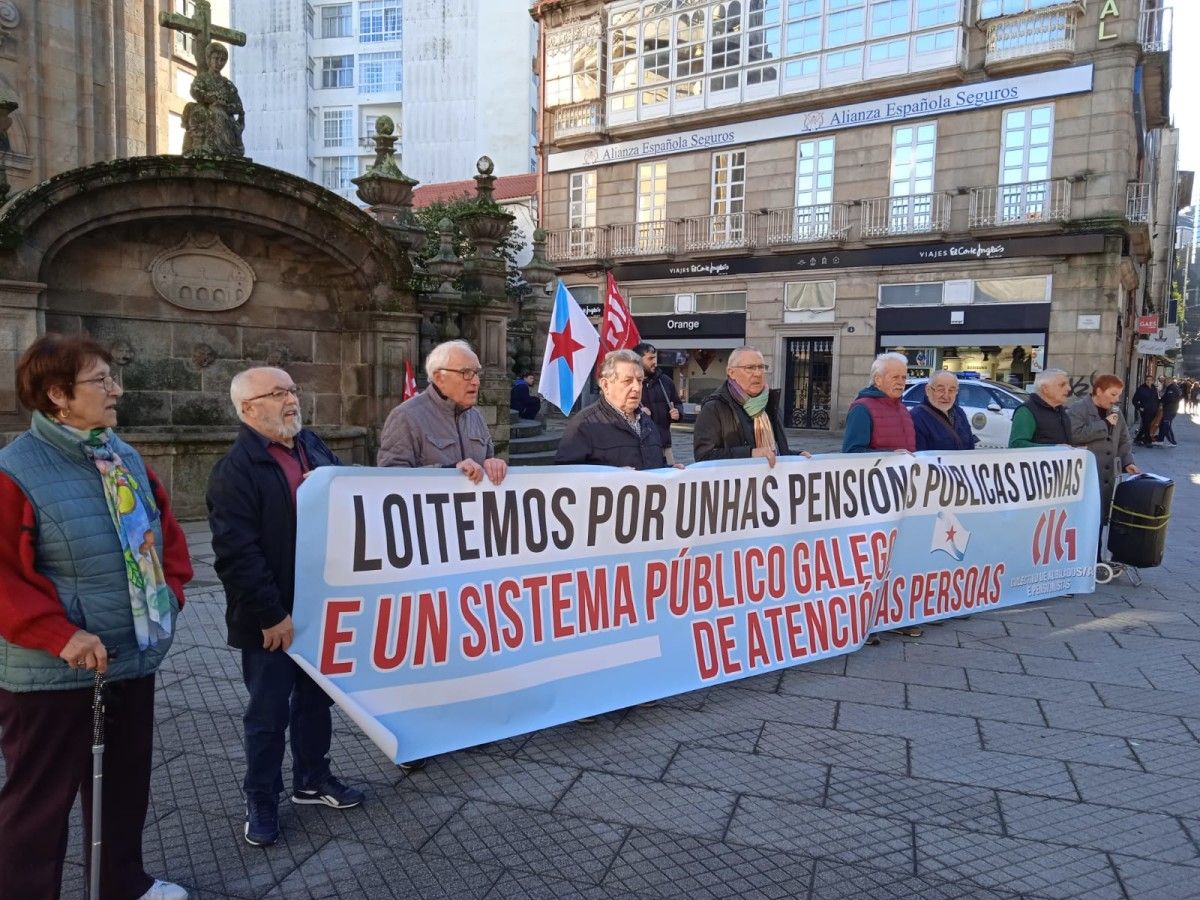 Concentración de pensionistas e xubilados da CIG na praza da Peregrina