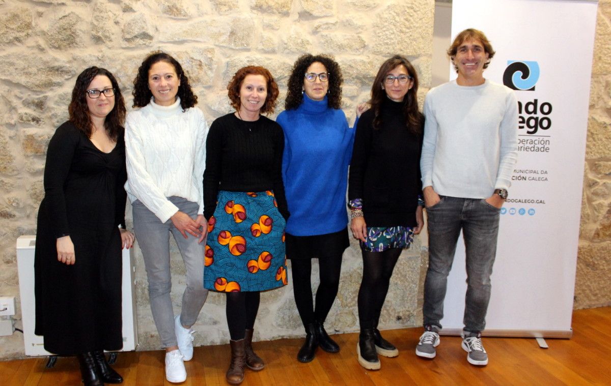 Silvia Díaz y Raquel Morales con otros participantes de la Xornada do Fondo Galego de Cooperación