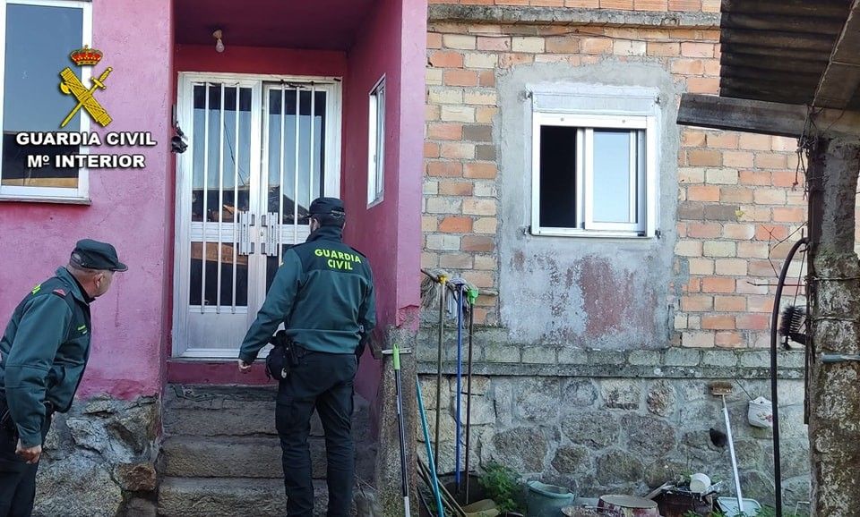 Patrulla de la Guardia Civil en la casa afectada por el incendio 