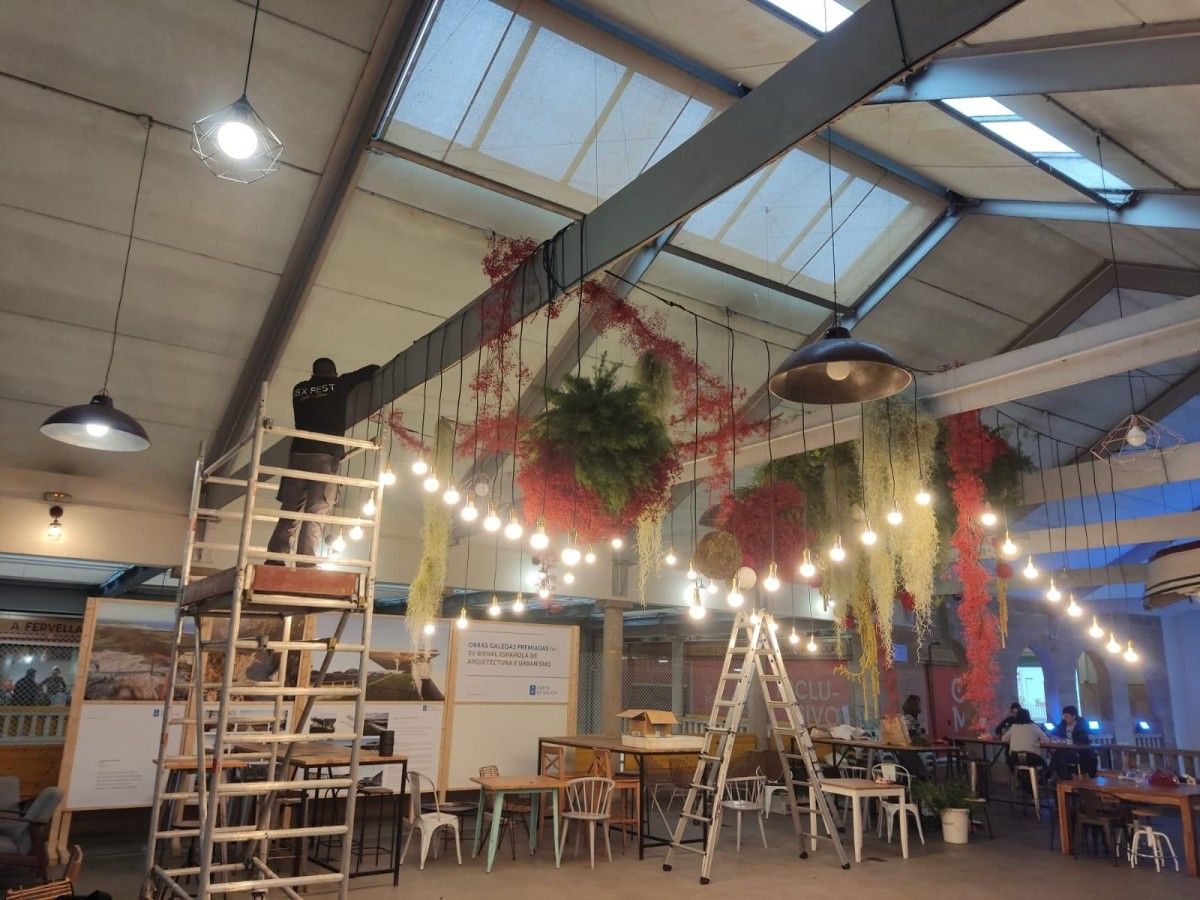 Instalación de la decoración de Navidad en el mercado