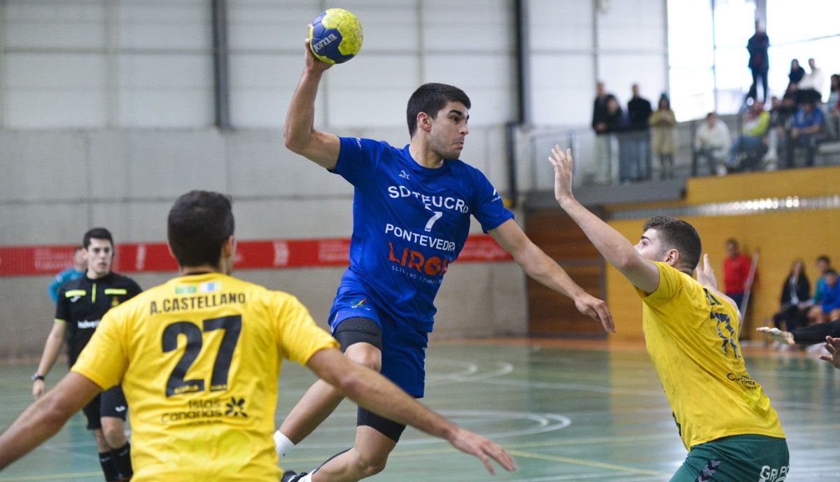 Partido entre Teucro y Gáldar en el Pabellón Universitario de Pontevedra