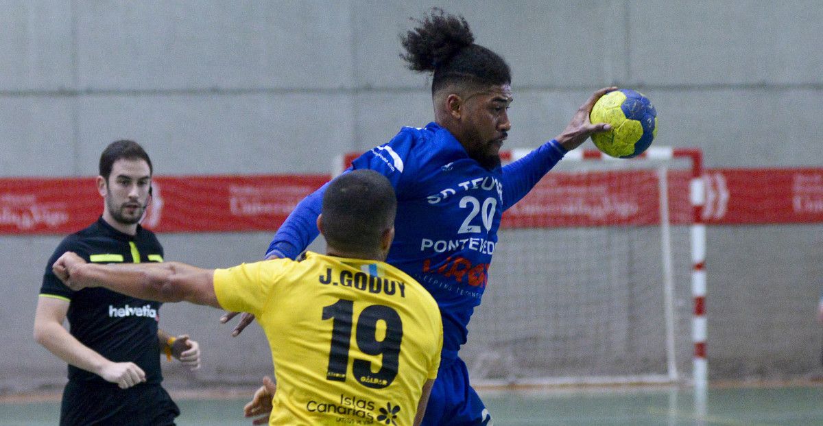 Partido entre Teucro y Gáldar en el Pabellón Universitario de Pontevedra