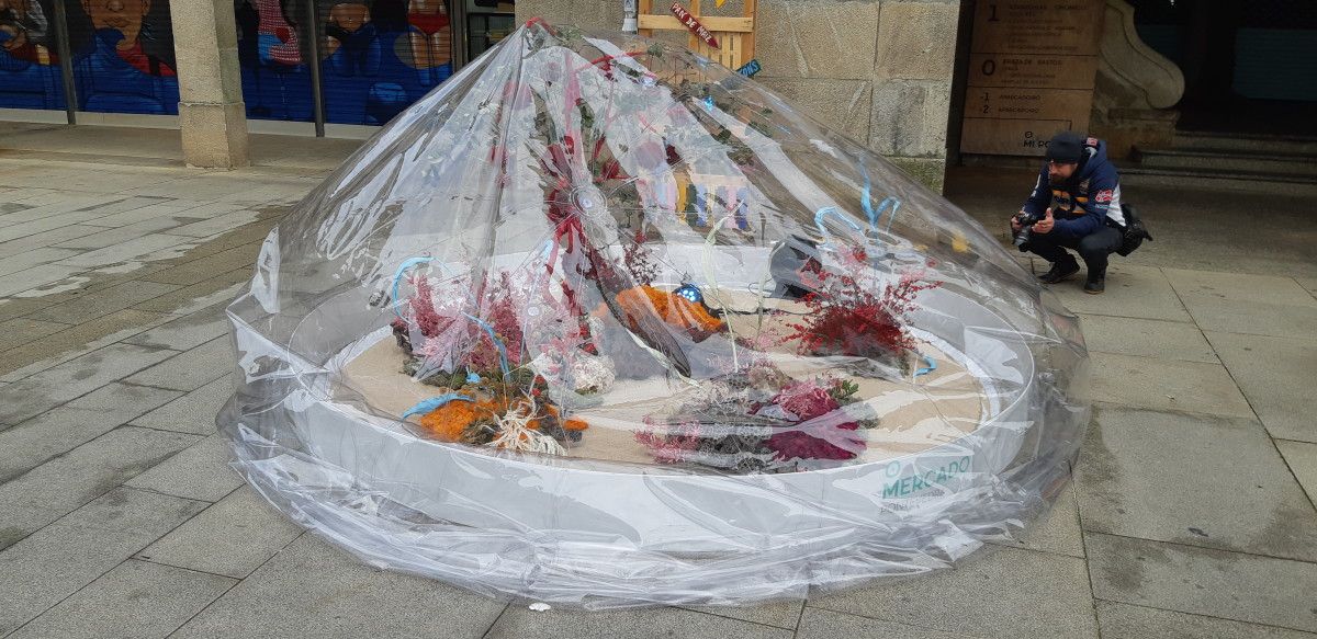 Daños en la decoración exterior de Navidad del mercado