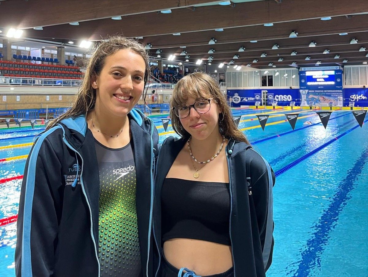 Antía García y Alicia Bouzas, en una competición con el Club Natación Galaico