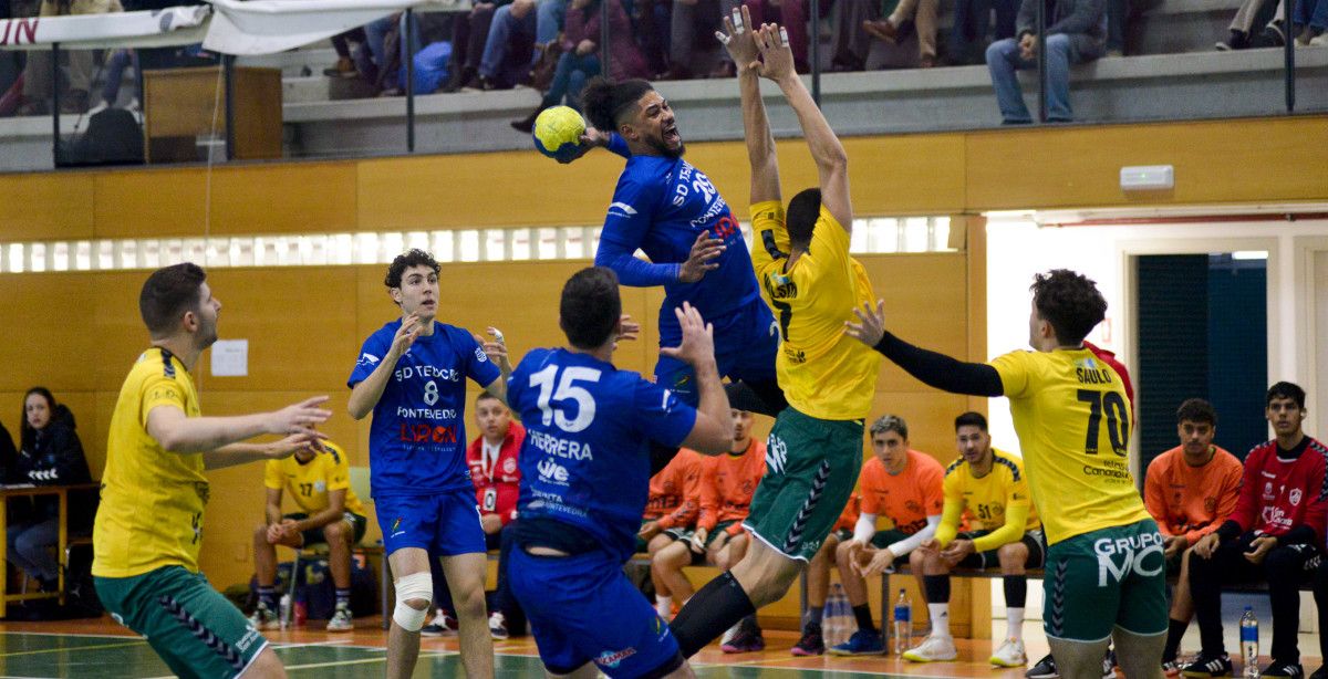 Partido entre Teucro y Gáldar en el Pabellón Universitario de Pontevedra