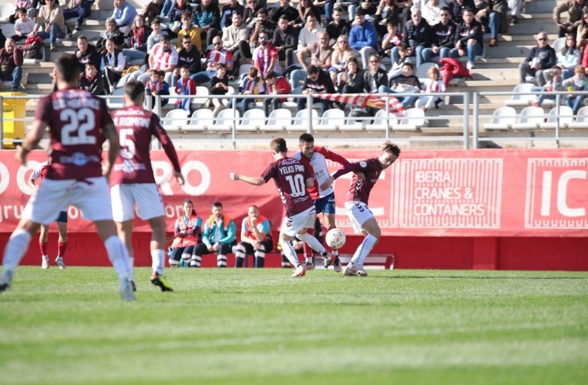 Partido entre Algeciras y Pontevedra en el Estadio Nuevo Mirador