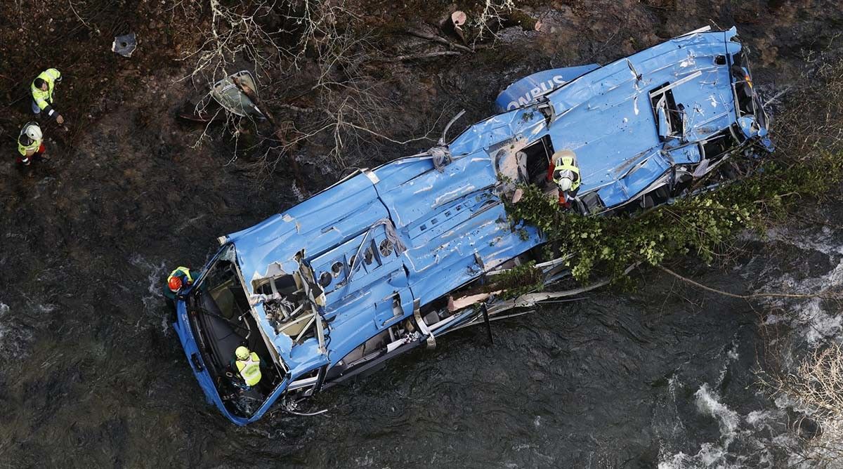 Autobús accidentado en Cerdedo