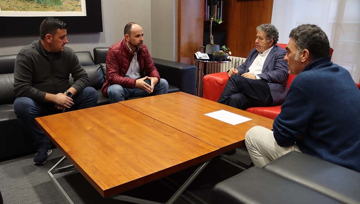 Reunión del alcalde con portavoces de los taxistas de Pontevedra