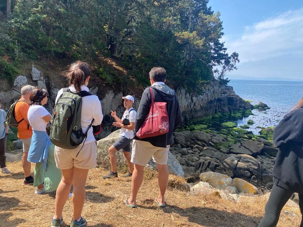 Un grupo de turistas visita á illa de Tambo 