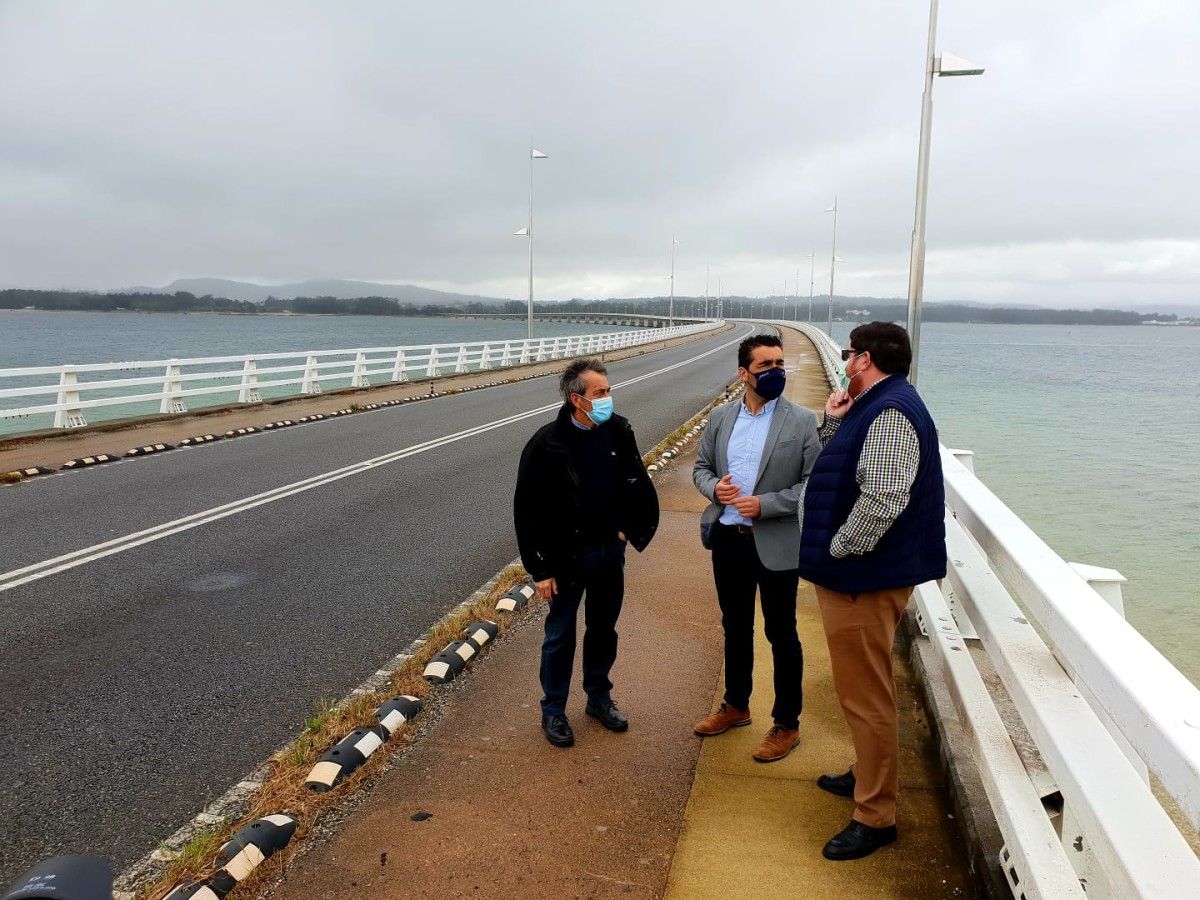 Luis López, delegado territorial de la Xunta, conversa con Carlos Iglesias, alcalde de A Illa de Arousa, en el puente