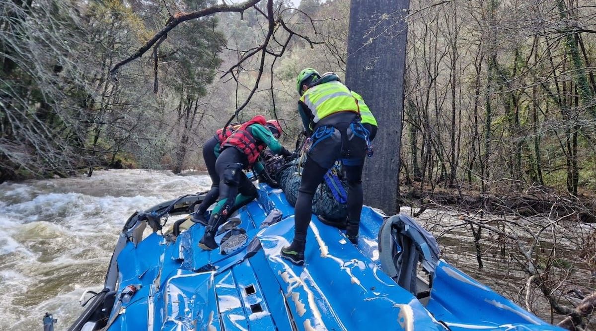 Tareas de rescate de las víctimas del autobús accidentado en Cerdedo