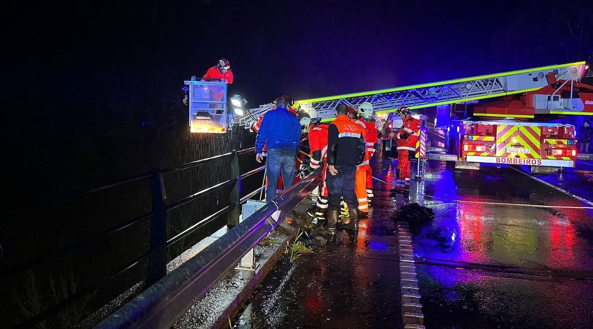 Tareas de rescate de los pasajeros del autobús accidentado en Cerdedo