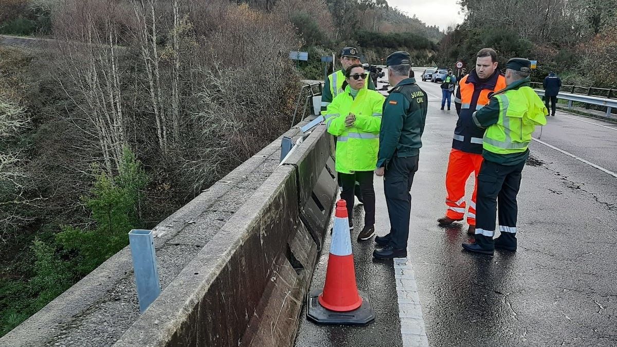 Maica Larriba e Jorge Cubela, no lugar do accidente