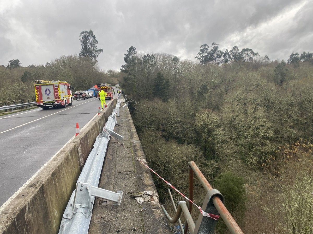 Puente de Pedre en el lugar exacto por el que se precipitó el autobús