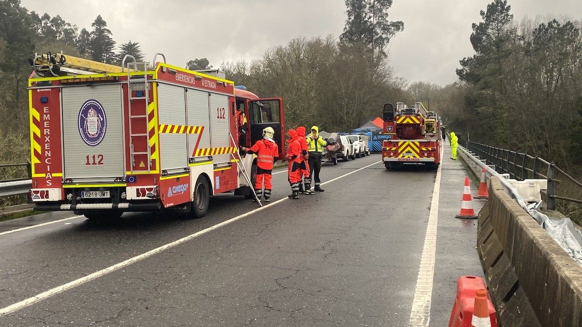 Tarefas de rescate das vítimas do autobús accidentado en Cerdedo