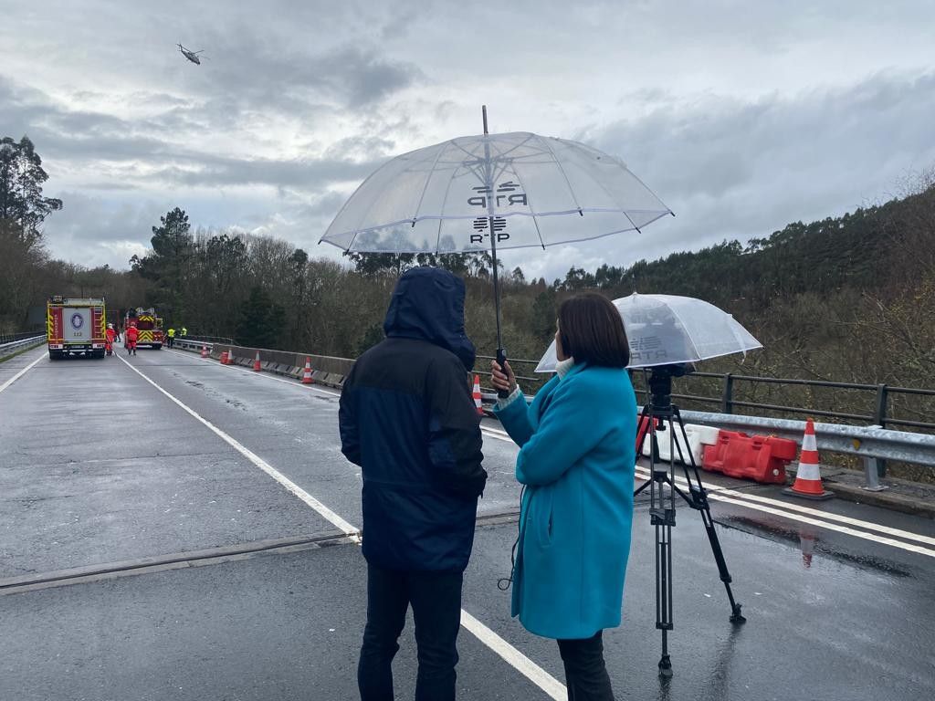 Equipo da Rádio e Televisão de Portugal (RTP) desprazado a Cerdedo-Cotobade para informar do accidente