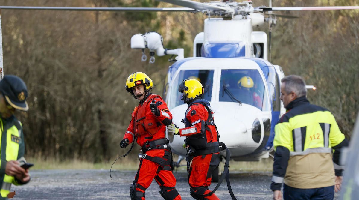 Tarefas de rescate das vítimas do autobús accidentado en Cerdedo