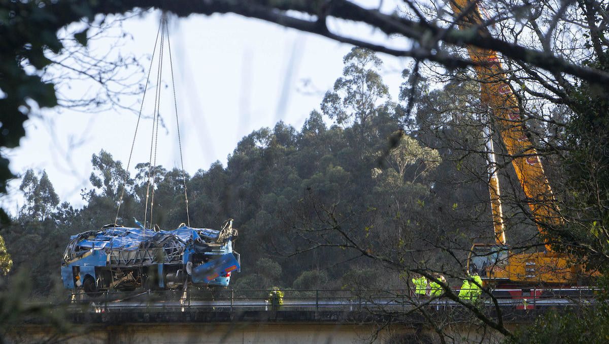 Traballos para recuperar o autobús sinistrado en Cerdedo