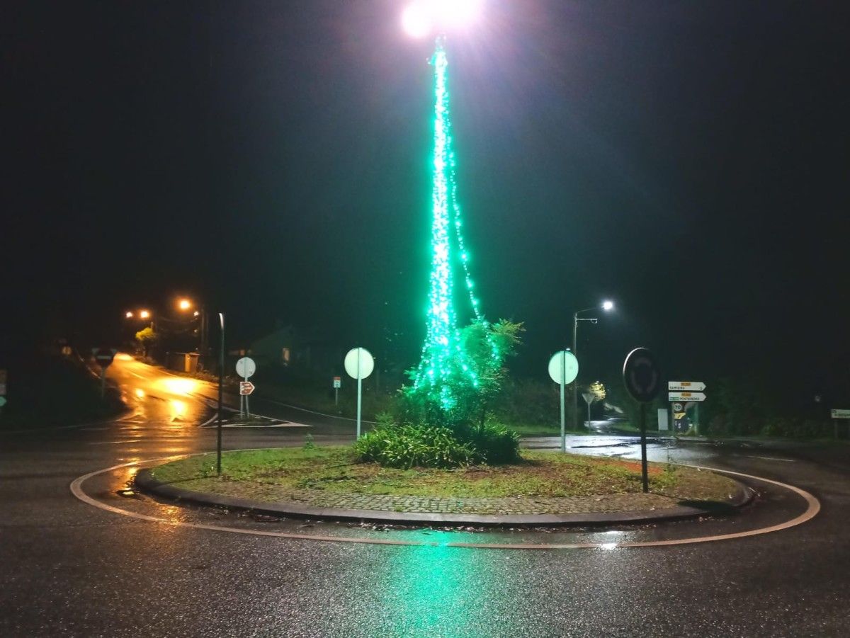 Alumbrado navideño dañado en la Avenida de Covelo, en Samieira