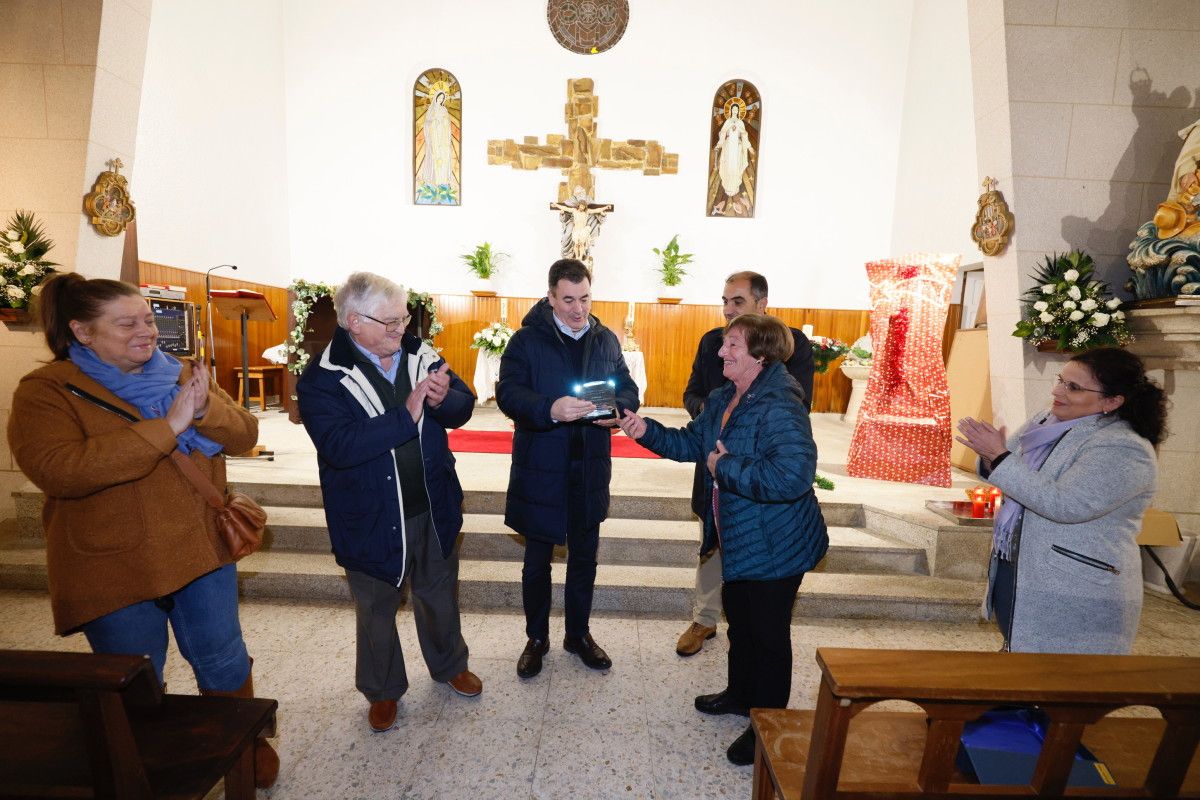 El conselleiro Román Rodríguez visitó la iglesia de Campelo