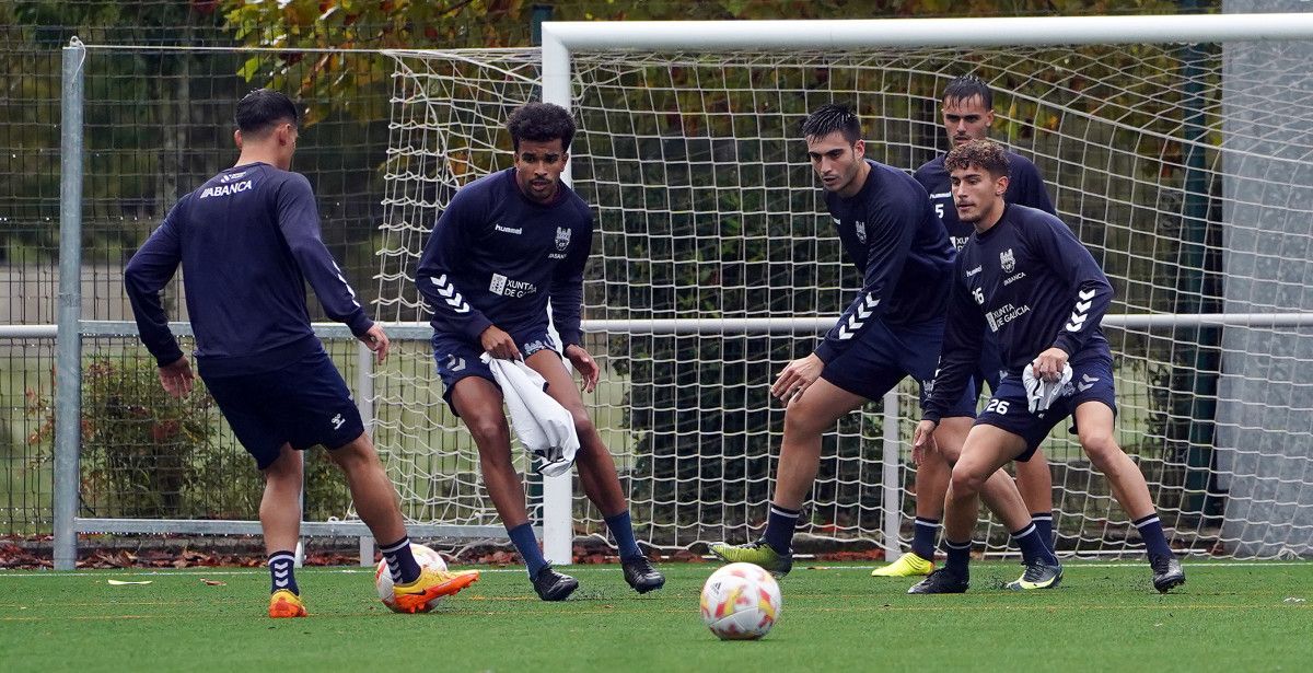 Derik Osede (centro) en un entrenamiento del Pontevedra en A Xunqueira 