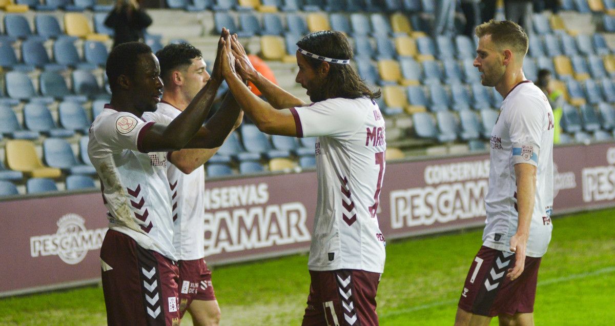 Mario Ortiz (centro) en el partido entre Pontevedra CF y CD Tenerife en Pasarón de la segunda ronda de la Copa del Rey