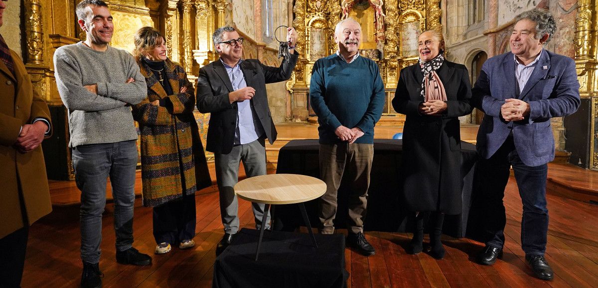 El director del Museo de Pontevedra levanta las llaves de Santa Clara, entregadas formalmente a la Deputación